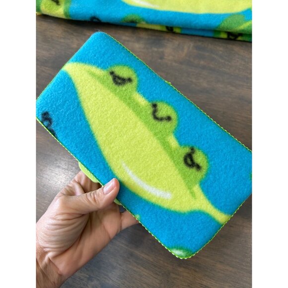 Sweet Peas Fleece Baby Blanket with Baby Wipe Holder Handmade 30" x 36" - Picture 2 of 6